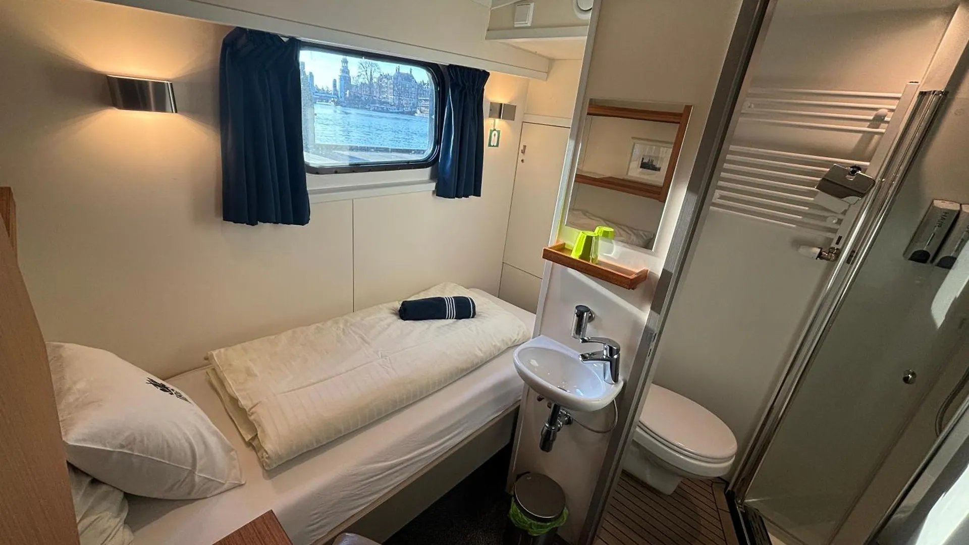 Hotelboat Iris Amsterdam Nederländerna